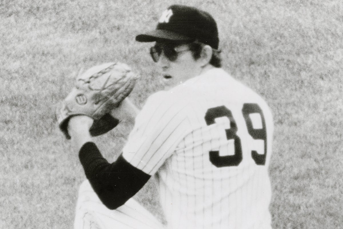Ron Davis pitches for Yankees